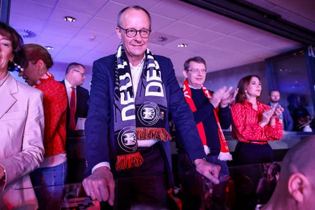01.02.2026, Handball, Men s EHF EURO 2026, Deutschland - Dänemark, Jyske Bank Boxen in Herning, Final: Der deutsche Bundeskanzler Friedrich Merz (Kanzler Politik Politiker CDU) verfolgt das Spiel mit Fanschal um den Hals. Dänemark