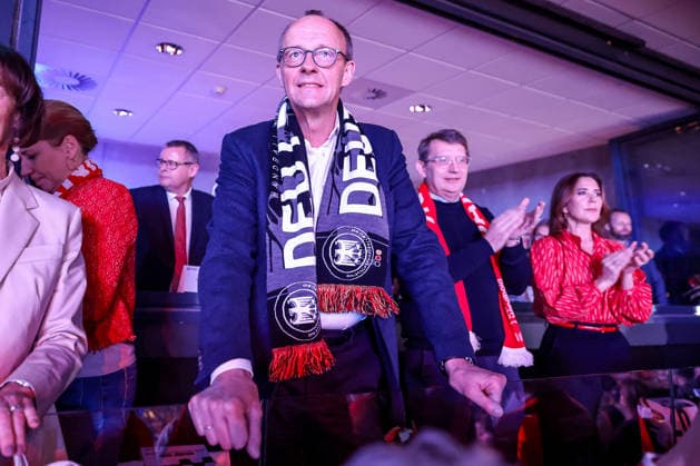 01.02.2026, Handball, Men s EHF EURO 2026, Deutschland - Dänemark, Jyske Bank Boxen in Herning, Final: Der deutsche Bundeskanzler Friedrich Merz (Kanzler Politik Politiker CDU) verfolgt das Spiel mit Fanschal um den Hals. Dänemark