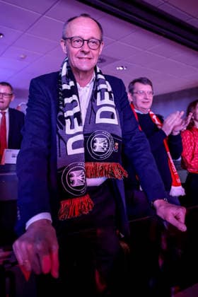 01.02.2026, Handball, Men s EHF EURO 2026, Deutschland - Dänemark, Jyske Bank Boxen in Herning, Final: Der deutsche Bundeskanzler Friedrich Merz (Kanzler Politik Politiker CDU) verfolgt das Spiel mit Fanschal um den Hals. Dänemark