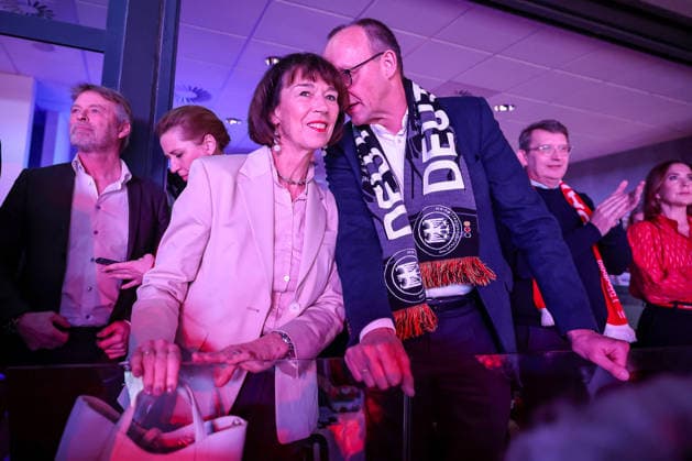 01.02.2026, Handball, Men s EHF EURO 2026, Deutschland - Dänemark, Jyske Bank Boxen in Herning, Final: Der deutsche Bundeskanzler Friedrich Merz (Kanzler Politik Politiker CDU) verfolgt das Spiel mit Fanschal um den Hals zusammen mit Ehefrau Charlotte Merz (links). Dänemark