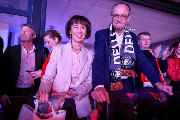 01.02.2026, Handball, Men s EHF EURO 2026, Deutschland - Dänemark, Jyske Bank Boxen in Herning, Final: Der deutsche Bundeskanzler Friedrich Merz (Kanzler Politik Politiker CDU) verfolgt das Spiel mit Fanschal um den Hals zusammen mit Ehefrau Charlotte Merz (links). Dänemark