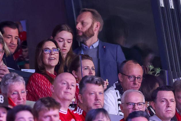 01.02.2026, Handball, Men s EHF EURO 2026, Deutschland - Dänemark, Jyske Bank Boxen in Herning, Final: Königin Mary von Dänemark Gräfin von Monpezat (geb. Mary Elizabeth Donaldson) neben Die Dänische Premierministerin Mette Frederiksen (Premierminister Dänemark Politik Politikerin) und Der deutsche Bundeskanzler Friedrich Merz (Kanzler Politik Politiker CDU) auf der Tribüne Dänemark