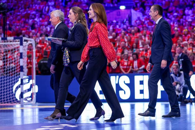 01.02.2026, Handball, Men s EHF EURO 2026, Deutschland - Dänemark, Jyske Bank Boxen in Herning, Final: Dänemark ist Europameister. Die Mannschaft feiert den Sieg jubelnd auf dem Spielfeld. Königin Mary von Dänemark Gräfin von Monpezat (geb. Mary Elizabeth Donaldson) übergibt bei der Siegerehrung Medaillen und gratuliert den Spielern. Dänemark