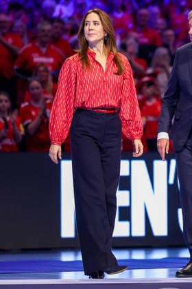 01.02.2026, Handball, Men s EHF EURO 2026, Deutschland - Dänemark, Jyske Bank Boxen in Herning, Final: Dänemark ist Europameister. Die Mannschaft feiert den Sieg jubelnd auf dem Spielfeld. Königin Mary von Dänemark Gräfin von Monpezat (geb. Mary Elizabeth Donaldson) übergibt bei der Siegerehrung Medaillen und gratuliert den Spielern. Dänemark