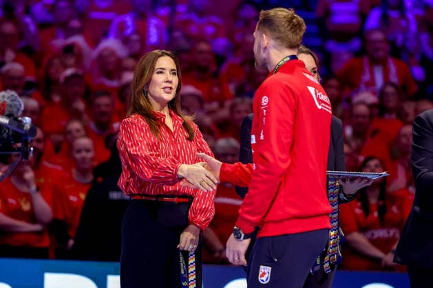 01.02.2026, Handball, Men s EHF EURO 2026, Deutschland - Dänemark, Jyske Bank Boxen in Herning, Final: Dänemark ist Europameister. Die Mannschaft feiert den Sieg jubelnd auf dem Spielfeld. Königin Mary von Dänemark Gräfin von Monpezat (geb. Mary Elizabeth Donaldson) übergibt bei der Siegerehrung Medaillen und gratuliert den Spielern. Dänemark