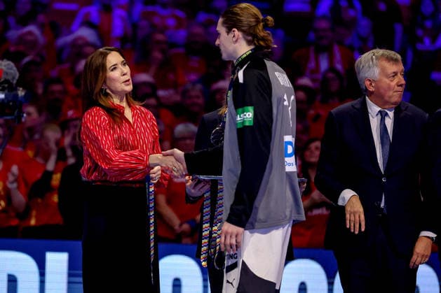 01.02.2026, Handball, Men s EHF EURO 2026, Deutschland - Dänemark, Jyske Bank Boxen in Herning, Final: Dänemark ist Europameister. Die Mannschaft feiert den Sieg jubelnd auf dem Spielfeld. Königin Mary von Dänemark Gräfin von Monpezat (geb. Mary Elizabeth Donaldson) übergibt bei der Siegerehrung Medaillen und gratuliert dem deutschen Spieler Juri Knorr (Germany 15) zum zweiten Platz. Dänemark