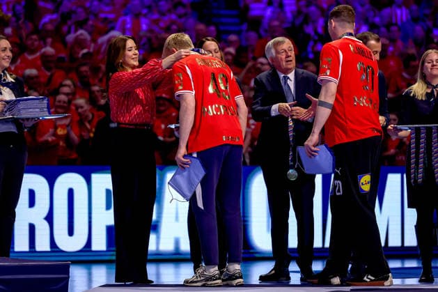 01.02.2026, Handball, Men s EHF EURO 2026, Deutschland - Dänemark, Jyske Bank Boxen in Herning, Final: Dänemark ist Europameister. Die Mannschaft feiert den Sieg jubelnd auf dem Spielfeld. Königin Mary von Dänemark Gräfin von Monpezat (geb. Mary Elizabeth Donaldson) übergibt bei der Siegerehrung Medaillen und gratuliert den Spielern. Dänemark