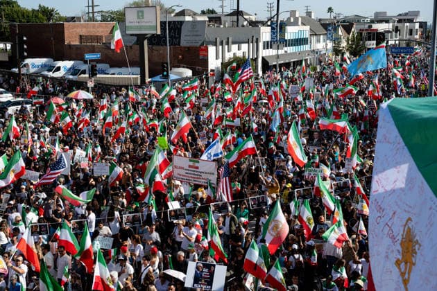 February 1, 2026, Claremont, California, Claremont: A large crowd gathers at Persian Square in the Westwood neighborhood of Los Angeles, California, during a rally in support of freedom for Iran. Claremont Claremont - ZUMAk198 20260201_zsp_k198_002 Copyright: xGhawamxKouchakix