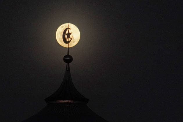 February 1, 2026, Banda Aceh, Aceh, Indonesia: A full moon is seen behind a mosque in Banda Aceh, Indonesia, on Sunday. The full moon, which appears 15 days before the start of Ramadan, is also known in Islamic belief as the Night of Nisfu Syakban. Banda Aceh Indonesia - ZUMAi115 20260201_zip_i115_038 Copyright: xMuhammadxIqbalx