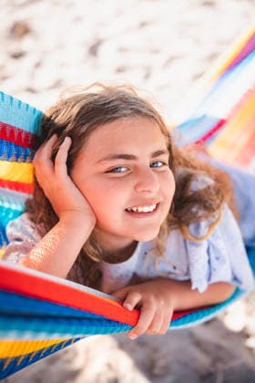 Close up of a girl in a hammock with right hand on head. United States, California, San Diego CR_CHDO260201-1945178-01 ,model released, Symbolfoto