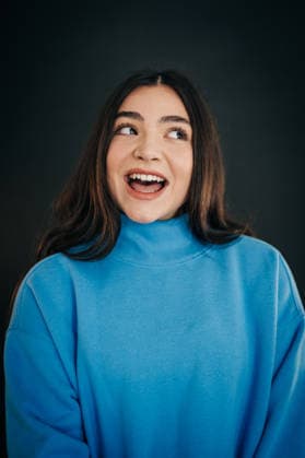Young woman smiling looking away with excitement North Andover, Massachusetts, United States CR_FKNH26020160-1953689-01 ,model released, Symbolfoto