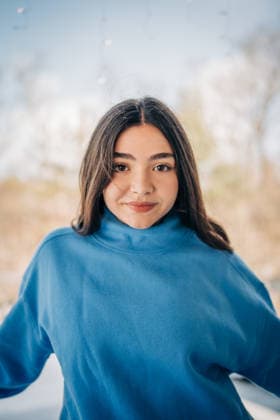 Young woman smiling in blue turtleneck outdoor portrait North Andover, Massachusetts, United States CR_FKNH26020160-1953702-01 ,model released, Symbolfoto