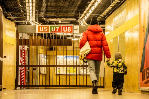 Warnstreik im ÖPNV, U-Bahnhof Michaelibad geschlossen, Fahrgäste stehen morgens um 8:15 Uhr vor einem Gitter, München, 2. Februar 2026 Deutschland, MuÌˆnchen, 2. Februar 2026, U-Bahnhof Michaelibad geschlossen, Fahrgäste stehen am Montagmorgen um 8:15 Uhr vor einem Gitter, bundesweiter Verdi Warnstreik legt den OÌˆPNV auch in München lahm, Symbolfoto, U-Bahn, Trambahn der MVG werden bestreikt, OÌˆffentlicher Nahverkehr, Gewerkschaft, Stillstand, Tarifverhandlungen, Bayern, Verkehr, bayerisch, bayerische, Winter, Querformat, *** Warning strike in public transport, Michaelibad underground station closed, passengers stand in front of a gate at 8