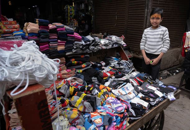 IND , INDIEN : Dieser Junge arbeitet im Verkaufsstand seiner Eltern in Agra anstatt zur Schule zu gehen Kinderarbeit , 04.01.2026 IND , INDIA : This boy works in the vending place of his parents in Agra instead of going to school Child labour , 04.01.2026 *** IND , INDIA This boy works in the vending place of his parents in Agra instead of going to school Child labor , 04 01 2026 IND , INDIA This boy works in the vending place of his parents in Agra instead of going to school Child labor , 04 01 2026