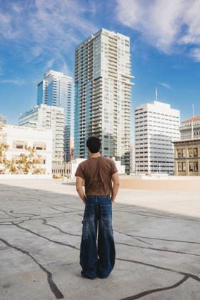 Back of a male staring at a big building. United States, California, San Diego R_CHDO260201AD-1944373-01 ,model released, Symbolfoto