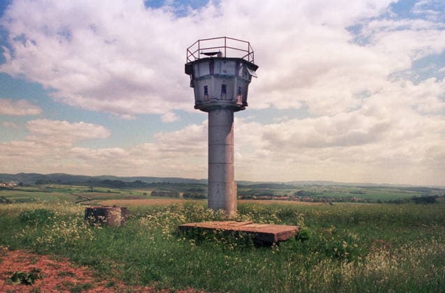 DDR, Sangerhausen, 24.05.1990 F: 01-50-33 Fuer Ihr Archiv Foto: ehemaliger Grenzturm Fuer Ihr Archiv Fuer Ihr Archiv *** GDR, Sangerhausen, 24 05 1990 F 01 50 33 For your archive Photo of former border tower For your archive For your archive