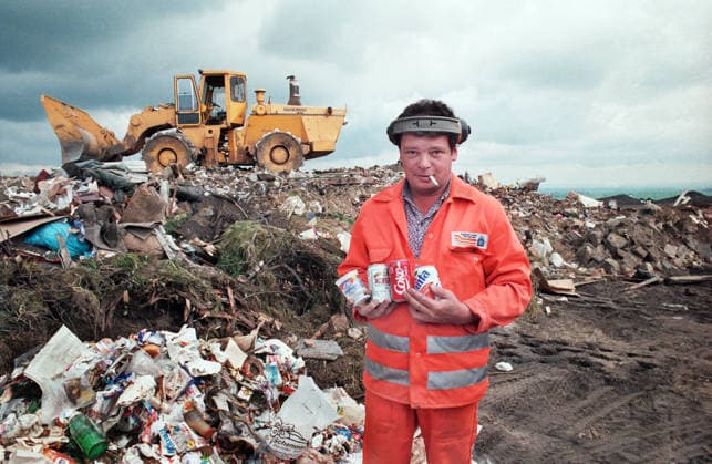 DDR, Schmatzfeld, 25.05.1990 F: 01-51-32 Fuer Ihr Archiv Foto: Muellmann mit Getraenkedosen aus dem Westen Fuer Ihr Archiv Fuer Ihr Archiv *** GDR, Schmatzfeld, 25 05 1990 F 01 51 32 For your archive Photo Muellmann with beverage cans from the West For your archive For your archive