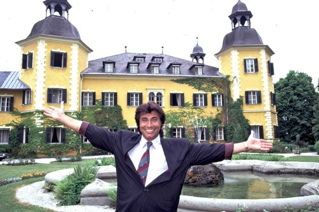 ARCHIV: Roy Black Sänger und Schauspieler Roy Black anläßlich von Dreharbeiten zur RTL-Serie Ein Schloß am Wörthersee , 1990 ARCHIVAUFNAHME, Datum geschätzt 20260119JWM0124 *** ARCHIVE Roy Black Singer and actor Roy Black on the occasion of filming the RTL series Ein Schloß am Wörthersee , 1990 ARCHIVE ACQUISITION, date estimated 20260119JWM0124