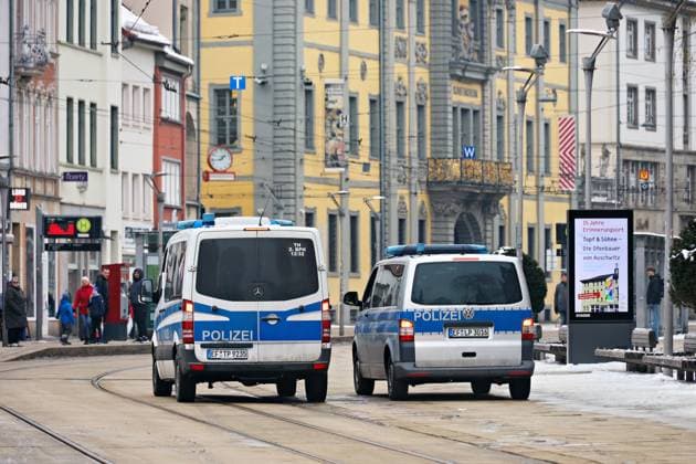 02.02.2026 Polizei zeigt Präsenz in der Innenstadt von Erfurt, der Landeshauptstadt von Thüringen, hier am Anger. Erfurt Thüringen Deutschland *** 02 02 2026 Police show presence in the city center of Erfurt, the state capital of Thuringia, here at the Anger Erfurt Thuringia Germany