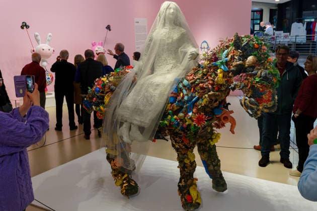 Kunst Malerei Plasik 31.01.2026 Hannover Sprengel Museum Kunstausstellung Niki de Saint Phalle, Yayoi Kusama und Takashi Murakami Love you for infinity Niki de Saint Phalle Die Braut auf dem Pferd 1963-1973 Hannover Sprengel Museum Niedersachsen GER