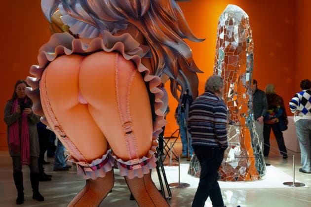 Kunst Malerei Plasik 31.01.2026 Hannover Sprengel Museum Kunstausstellung Niki de Saint Phalle, Yayoi Kusama und Takashi Murakami Love you for infinity Takashi Murakami 3-Meter Girl 2011 Dahinter rechts Niki de Saint Phalle Spiegelobelisk 1993 Hannover Sprengel Museum Niedersachsen GER