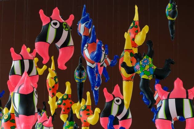 Kunst Malerei Plasik 31.01.2026 Hannover Sprengel Museum Kunstausstellung Niki de Saint Phalle, Yayoi Kusama und Takashi Murakami Love you for infinity Merchendise Niki de Saint Phalle - Nanas Hannover Sprengel Museum Niedersachsen GER