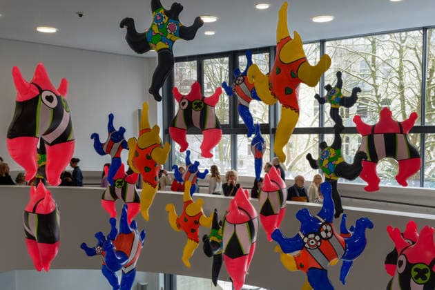 Kunst Malerei Plasik 31.01.2026 Hannover Sprengel Museum Kunstausstellung Niki de Saint Phalle, Yayoi Kusama und Takashi Murakami Love you for infinity Merchendise Niki de Saint Phalle - Nanas Hannover Sprengel Museum Niedersachsen GER