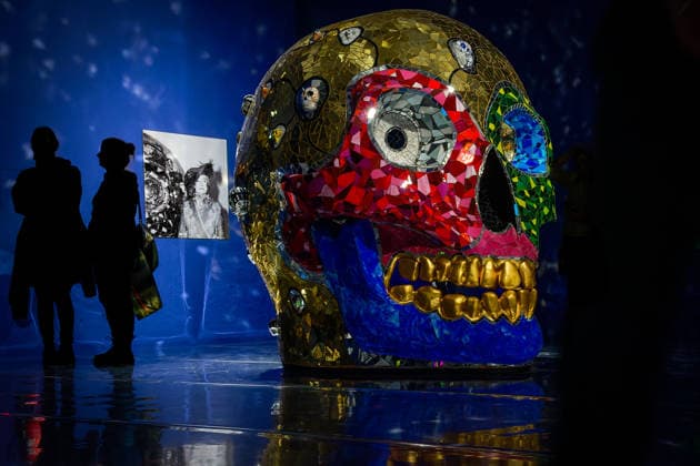 Kunst Malerei Plasik 31.01.2026 Hannover Sprengel Museum Kunstausstellung Niki de Saint Phalle, Yayoi Kusama und Takashi Murakami Love you for infinity Niki de Saint Phalle. -Skull Meditation Room 1990 Links Niki im Porträt Hannover Sprengel Museum Niedersachsen GER