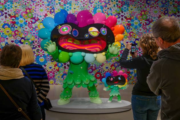 Kunst Malerei Plasik 31.01.2026 Hannover Sprengel Museum Kunstausstellung Niki de Saint Phalle, Yayoi Kusama und Takashi Murakami Love you for infinity Takashi Murakami Wall Paper davor Takashi Murakami Glückliche Blume Hannover Sprengel Museum Niedersachsen GER