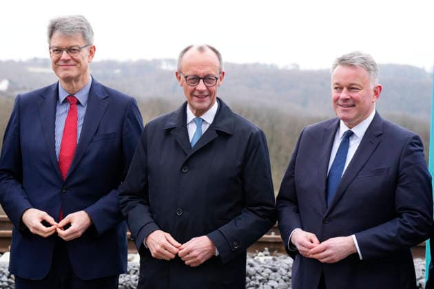 Eroeffnung des Niedax Technologie Campus mit Bundeskanzler Merz Verkehrsminister Patrick Schnieder gemeinsam mit Bundeskanzler Friedrich Merz und CDU Spitzenkandidat Gordon Schnieder beim Fototermin im Rahmen der Eroeffnung des Niedax Technologie Campus, Neustadt Wied, 02.02.2026 Neustadt Wied Rheinland-Pfalz Deutschland *** Opening of the Niedax Technology Campus with Federal Chancellor Merz Transport Minister Patrick Schnieder together with Federal Chancellor Friedrich Merz and CDU top candidate Gordon Schnieder at the photo opportunity during the opening of the Niedax Technology Campus, Neustadt Wied, 02 02 2026 Neustadt Wied Rhineland-Palatinate Germany