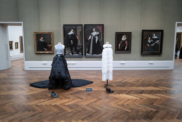Eröffnung - DER BERLINER SALON - alternativer Blick Gäste Model Ausstellung Ausstellungsraum Eröffnung - DER BERLINER SALON ist erneut zu Gast in der Berliner Gemäldegalerie und präsentiert im Rahmen der Berlin Fashion Week eine kuratierte Auswahl von 45 Designer:innen. Die Gruppenausstellung gibt einen Einblick in die deutsche Designszene und rückt insbesondere die gezielte Förderung junger Talente in den Mittelpunkt, ein zentrales Anliegen des Formats. Berliner Gemäldegalerie in Berlin Copyright: xEventpressxFuhrx