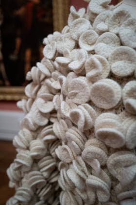 Eröffnung - DER BERLINER SALON - alternativer Blick Gäste Model Ausstellung Ausstellungsraum Eröffnung - DER BERLINER SALON ist erneut zu Gast in der Berliner Gemäldegalerie und präsentiert im Rahmen der Berlin Fashion Week eine kuratierte Auswahl von 45 Designer:innen. Die Gruppenausstellung gibt einen Einblick in die deutsche Designszene und rückt insbesondere die gezielte Förderung junger Talente in den Mittelpunkt, ein zentrales Anliegen des Formats. Berliner Gemäldegalerie in Berlin Copyright: xEventpressxFuhrx