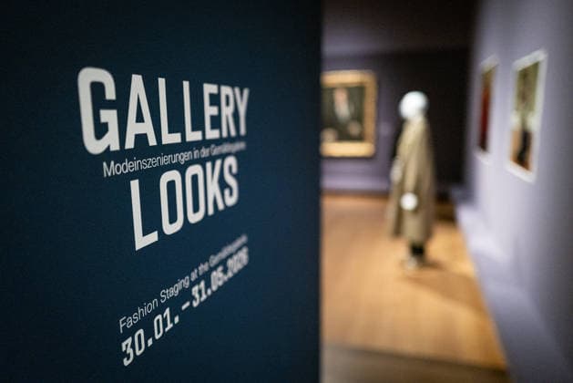 Eröffnung - DER BERLINER SALON - alternativer Blick Gäste Model Ausstellung Ausstellungsraum Eröffnung - DER BERLINER SALON ist erneut zu Gast in der Berliner Gemäldegalerie und präsentiert im Rahmen der Berlin Fashion Week eine kuratierte Auswahl von 45 Designer:innen. Die Gruppenausstellung gibt einen Einblick in die deutsche Designszene und rückt insbesondere die gezielte Förderung junger Talente in den Mittelpunkt, ein zentrales Anliegen des Formats. Berliner Gemäldegalerie in Berlin Copyright: xEventpressxFuhrx
