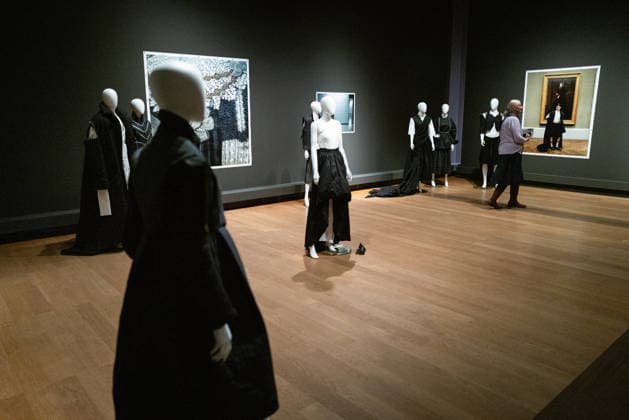 Eröffnung - DER BERLINER SALON - alternativer Blick Gäste Model Ausstellung Ausstellungsraum Eröffnung - DER BERLINER SALON ist erneut zu Gast in der Berliner Gemäldegalerie und präsentiert im Rahmen der Berlin Fashion Week eine kuratierte Auswahl von 45 Designer:innen. Die Gruppenausstellung gibt einen Einblick in die deutsche Designszene und rückt insbesondere die gezielte Förderung junger Talente in den Mittelpunkt, ein zentrales Anliegen des Formats. Berliner Gemäldegalerie in Berlin Copyright: xEventpressxFuhrx