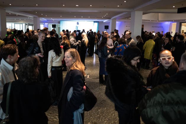 Eröffnung - DER BERLINER SALON - alternativer Blick Gäste Model Ausstellung Ausstellungsraum Eröffnung - DER BERLINER SALON ist erneut zu Gast in der Berliner Gemäldegalerie und präsentiert im Rahmen der Berlin Fashion Week eine kuratierte Auswahl von 45 Designer:innen. Die Gruppenausstellung gibt einen Einblick in die deutsche Designszene und rückt insbesondere die gezielte Förderung junger Talente in den Mittelpunkt, ein zentrales Anliegen des Formats. Berliner Gemäldegalerie in Berlin Copyright: xEventpressxFuhrx