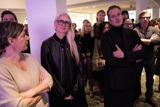 Eröffnung - DER BERLINER SALON - alternativer Blick Christiane Arp , Marcus Kurz Gäste Model Ausstellung Ausstellungsraum Eröffnung - DER BERLINER SALON ist erneut zu Gast in der Berliner Gemäldegalerie und präsentiert im Rahmen der Berlin Fashion Week eine kuratierte Auswahl von 45 Designer:innen. Die Gruppenausstellung gibt einen Einblick in die deutsche Designszene und rückt insbesondere die gezielte Förderung junger Talente in den Mittelpunkt, ein zentrales Anliegen des Formats. Berliner Gemäldegalerie in Berlin Copyright: xEventpressxFuhrx