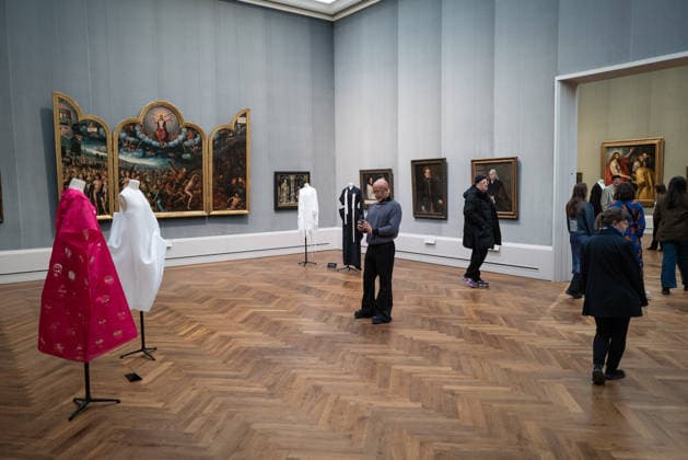 Eröffnung - DER BERLINER SALON - alternativer Blick Gäste Model Ausstellung Ausstellungsraum Eröffnung - DER BERLINER SALON ist erneut zu Gast in der Berliner Gemäldegalerie und präsentiert im Rahmen der Berlin Fashion Week eine kuratierte Auswahl von 45 Designer:innen. Die Gruppenausstellung gibt einen Einblick in die deutsche Designszene und rückt insbesondere die gezielte Förderung junger Talente in den Mittelpunkt, ein zentrales Anliegen des Formats. Berliner Gemäldegalerie in Berlin Copyright: xEventpressxFuhrx
