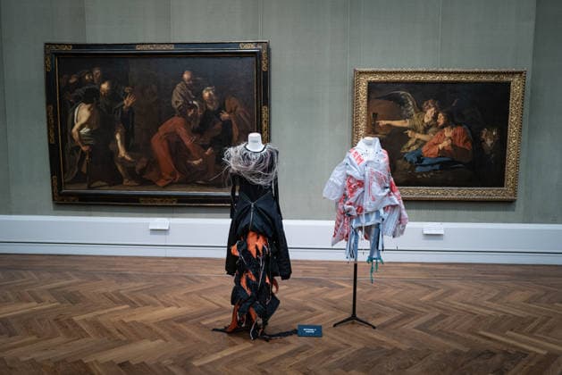 Eröffnung - DER BERLINER SALON - alternativer Blick Gäste Model Ausstellung Ausstellungsraum Eröffnung - DER BERLINER SALON ist erneut zu Gast in der Berliner Gemäldegalerie und präsentiert im Rahmen der Berlin Fashion Week eine kuratierte Auswahl von 45 Designer:innen. Die Gruppenausstellung gibt einen Einblick in die deutsche Designszene und rückt insbesondere die gezielte Förderung junger Talente in den Mittelpunkt, ein zentrales Anliegen des Formats. Berliner Gemäldegalerie in Berlin Copyright: xEventpressxFuhrx