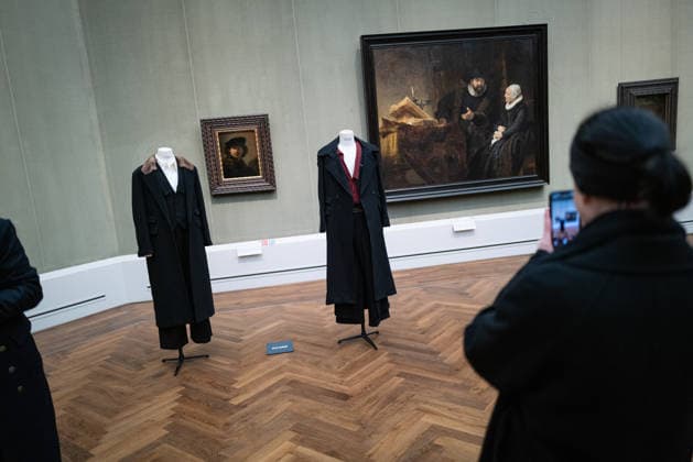Eröffnung - DER BERLINER SALON - alternativer Blick Gäste Model Ausstellung Ausstellungsraum Eröffnung - DER BERLINER SALON ist erneut zu Gast in der Berliner Gemäldegalerie und präsentiert im Rahmen der Berlin Fashion Week eine kuratierte Auswahl von 45 Designer:innen. Die Gruppenausstellung gibt einen Einblick in die deutsche Designszene und rückt insbesondere die gezielte Förderung junger Talente in den Mittelpunkt, ein zentrales Anliegen des Formats. Berliner Gemäldegalerie in Berlin Copyright: xEventpressxFuhrx