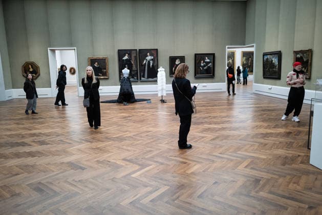 Eröffnung - DER BERLINER SALON - alternativer Blick Gäste Model Ausstellung Ausstellungsraum Eröffnung - DER BERLINER SALON ist erneut zu Gast in der Berliner Gemäldegalerie und präsentiert im Rahmen der Berlin Fashion Week eine kuratierte Auswahl von 45 Designer:innen. Die Gruppenausstellung gibt einen Einblick in die deutsche Designszene und rückt insbesondere die gezielte Förderung junger Talente in den Mittelpunkt, ein zentrales Anliegen des Formats. Berliner Gemäldegalerie in Berlin Copyright: xEventpressxFuhrx