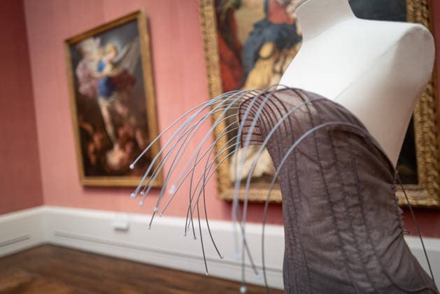 Eröffnung - DER BERLINER SALON - alternativer Blick Gäste Model Ausstellung Ausstellungsraum Eröffnung - DER BERLINER SALON ist erneut zu Gast in der Berliner Gemäldegalerie und präsentiert im Rahmen der Berlin Fashion Week eine kuratierte Auswahl von 45 Designer:innen. Die Gruppenausstellung gibt einen Einblick in die deutsche Designszene und rückt insbesondere die gezielte Förderung junger Talente in den Mittelpunkt, ein zentrales Anliegen des Formats. Berliner Gemäldegalerie in Berlin Copyright: xEventpressxFuhrx