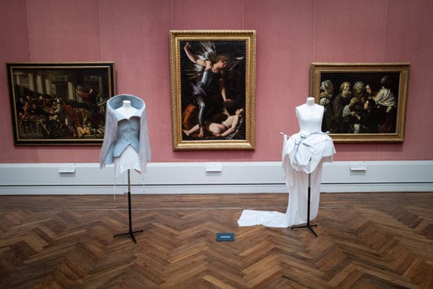 Eröffnung - DER BERLINER SALON - alternativer Blick Gäste Model Ausstellung Ausstellungsraum Eröffnung - DER BERLINER SALON ist erneut zu Gast in der Berliner Gemäldegalerie und präsentiert im Rahmen der Berlin Fashion Week eine kuratierte Auswahl von 45 Designer:innen. Die Gruppenausstellung gibt einen Einblick in die deutsche Designszene und rückt insbesondere die gezielte Förderung junger Talente in den Mittelpunkt, ein zentrales Anliegen des Formats. Berliner Gemäldegalerie in Berlin Copyright: xEventpressxFuhrx