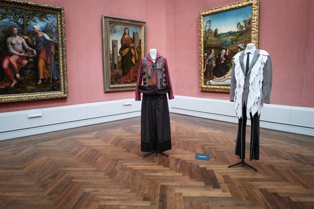 Eröffnung - DER BERLINER SALON - alternativer Blick Gäste Model Ausstellung Ausstellungsraum Eröffnung - DER BERLINER SALON ist erneut zu Gast in der Berliner Gemäldegalerie und präsentiert im Rahmen der Berlin Fashion Week eine kuratierte Auswahl von 45 Designer:innen. Die Gruppenausstellung gibt einen Einblick in die deutsche Designszene und rückt insbesondere die gezielte Förderung junger Talente in den Mittelpunkt, ein zentrales Anliegen des Formats. Berliner Gemäldegalerie in Berlin Copyright: xEventpressxFuhrx