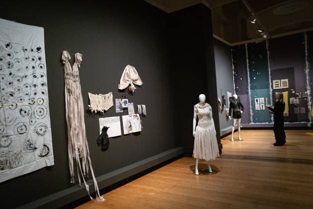 Eröffnung - DER BERLINER SALON - alternativer Blick Gäste Model Ausstellung Ausstellungsraum Eröffnung - DER BERLINER SALON ist erneut zu Gast in der Berliner Gemäldegalerie und präsentiert im Rahmen der Berlin Fashion Week eine kuratierte Auswahl von 45 Designer:innen. Die Gruppenausstellung gibt einen Einblick in die deutsche Designszene und rückt insbesondere die gezielte Förderung junger Talente in den Mittelpunkt, ein zentrales Anliegen des Formats. Berliner Gemäldegalerie in Berlin Copyright: xEventpressxFuhrx