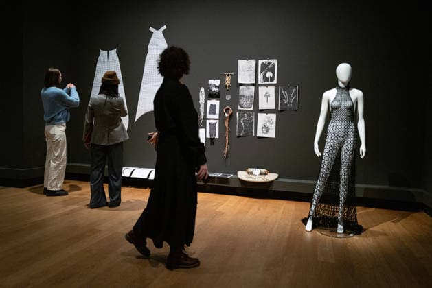 Eröffnung - DER BERLINER SALON - alternativer Blick Gäste Model Ausstellung Ausstellungsraum Eröffnung - DER BERLINER SALON ist erneut zu Gast in der Berliner Gemäldegalerie und präsentiert im Rahmen der Berlin Fashion Week eine kuratierte Auswahl von 45 Designer:innen. Die Gruppenausstellung gibt einen Einblick in die deutsche Designszene und rückt insbesondere die gezielte Förderung junger Talente in den Mittelpunkt, ein zentrales Anliegen des Formats. Berliner Gemäldegalerie in Berlin Copyright: xEventpressxFuhrx