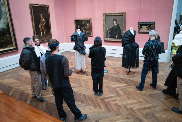Eröffnung - DER BERLINER SALON - alternativer Blick Gäste Model Ausstellung Ausstellungsraum Eröffnung - DER BERLINER SALON ist erneut zu Gast in der Berliner Gemäldegalerie und präsentiert im Rahmen der Berlin Fashion Week eine kuratierte Auswahl von 45 Designer:innen. Die Gruppenausstellung gibt einen Einblick in die deutsche Designszene und rückt insbesondere die gezielte Förderung junger Talente in den Mittelpunkt, ein zentrales Anliegen des Formats. Berliner Gemäldegalerie in Berlin Copyright: xEventpressxFuhrx