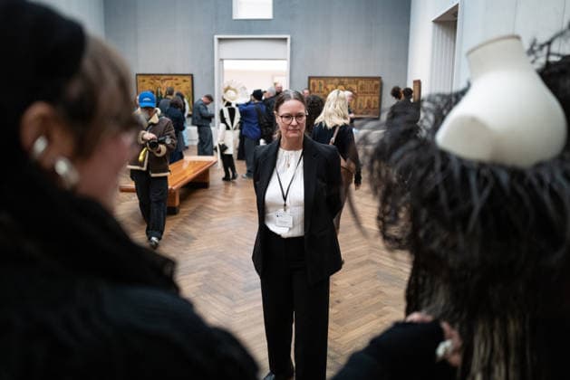 Eröffnung - DER BERLINER SALON - alternativer Blick Gäste Model Ausstellung Ausstellungsraum Eröffnung - DER BERLINER SALON ist erneut zu Gast in der Berliner Gemäldegalerie und präsentiert im Rahmen der Berlin Fashion Week eine kuratierte Auswahl von 45 Designer:innen. Die Gruppenausstellung gibt einen Einblick in die deutsche Designszene und rückt insbesondere die gezielte Förderung junger Talente in den Mittelpunkt, ein zentrales Anliegen des Formats. Berliner Gemäldegalerie in Berlin Copyright: xEventpressxFuhrx
