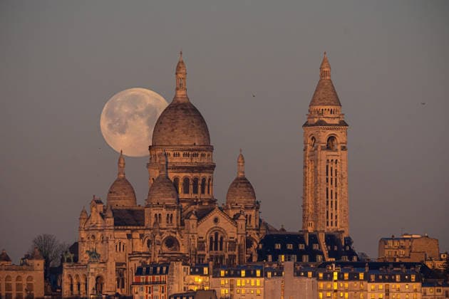 RECORD DATE NOT STATED Full moon in Paris The full snow moon sets behind the Sacré Cœur Basilica in the Montmartre district in Paris, February 2, 2026 Aurelien Morissard MAXPPP PARIS FRANCE  Copyright: xxAurelienxMorissardx xMAXPPPx 3353 3353