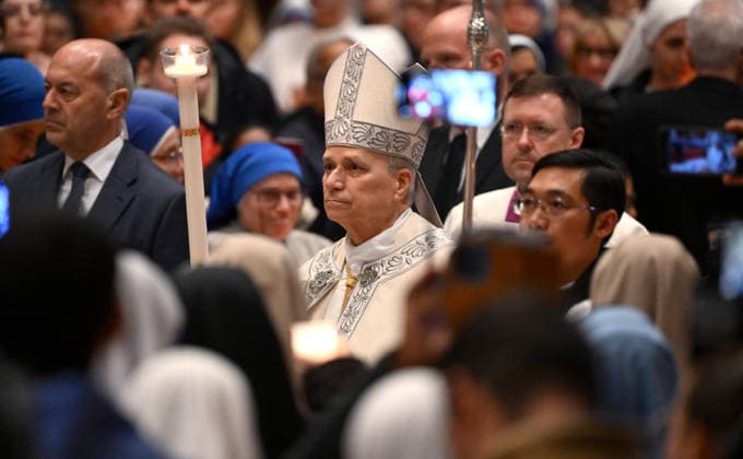 February 2, 2026, Vatican City, VATICAN CITY STATE: Pope Leo XIV (C) holds a candle as he arrives to celebrate a Mass on the occasion of the celebration of the XXX World Day of Consecrated Life in St. Peter s Basilica at the Vatican, 02 February 2026. ANSA ETTORE FERRARI Vatican City VATICAN CITY STATE  - ZUMAa110 20260202_zaf_a110_016 Copyright: xEttorexFerrarix
