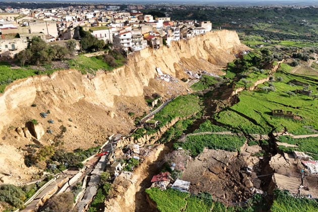February 2, 2026, Niscemi (Caltanissetta, Rome, Italy: February 2, 2026, Niscemi (Caltanissetta). Another ten meters of erosion in seven days. The landslide advances inland, the collapses continue, and an entire building collapsed two days ago. Niscemi (Caltanissetta Italy  - ZUMAa289 20260202_zia_a289_315 Copyright: xFortunatexSerranox